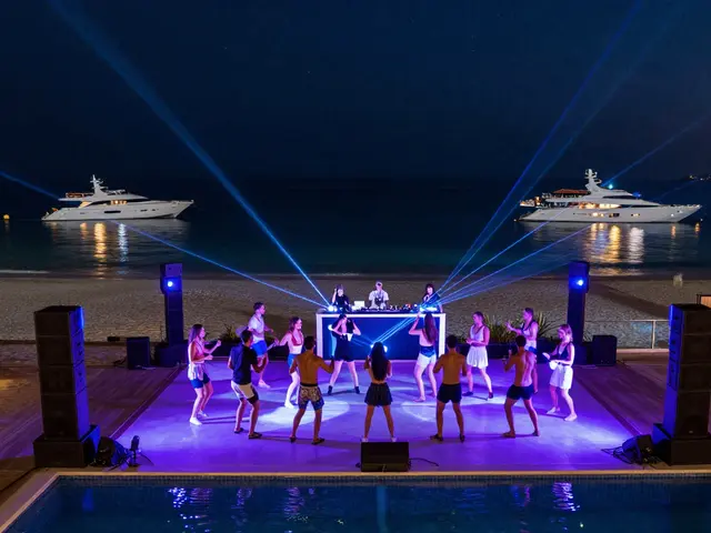 Nightlife in Dubai: Best Clubs for Live DJ Sets and Electronic Music