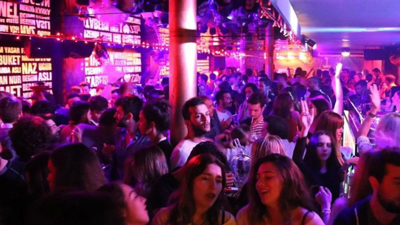 Experience the Best of Nightlife in Istanbul: A Local's Guide