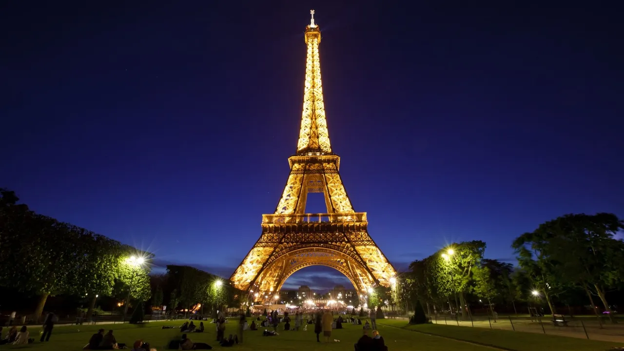 The Top 10 Must-Visit Nightlife Destinations in Paris